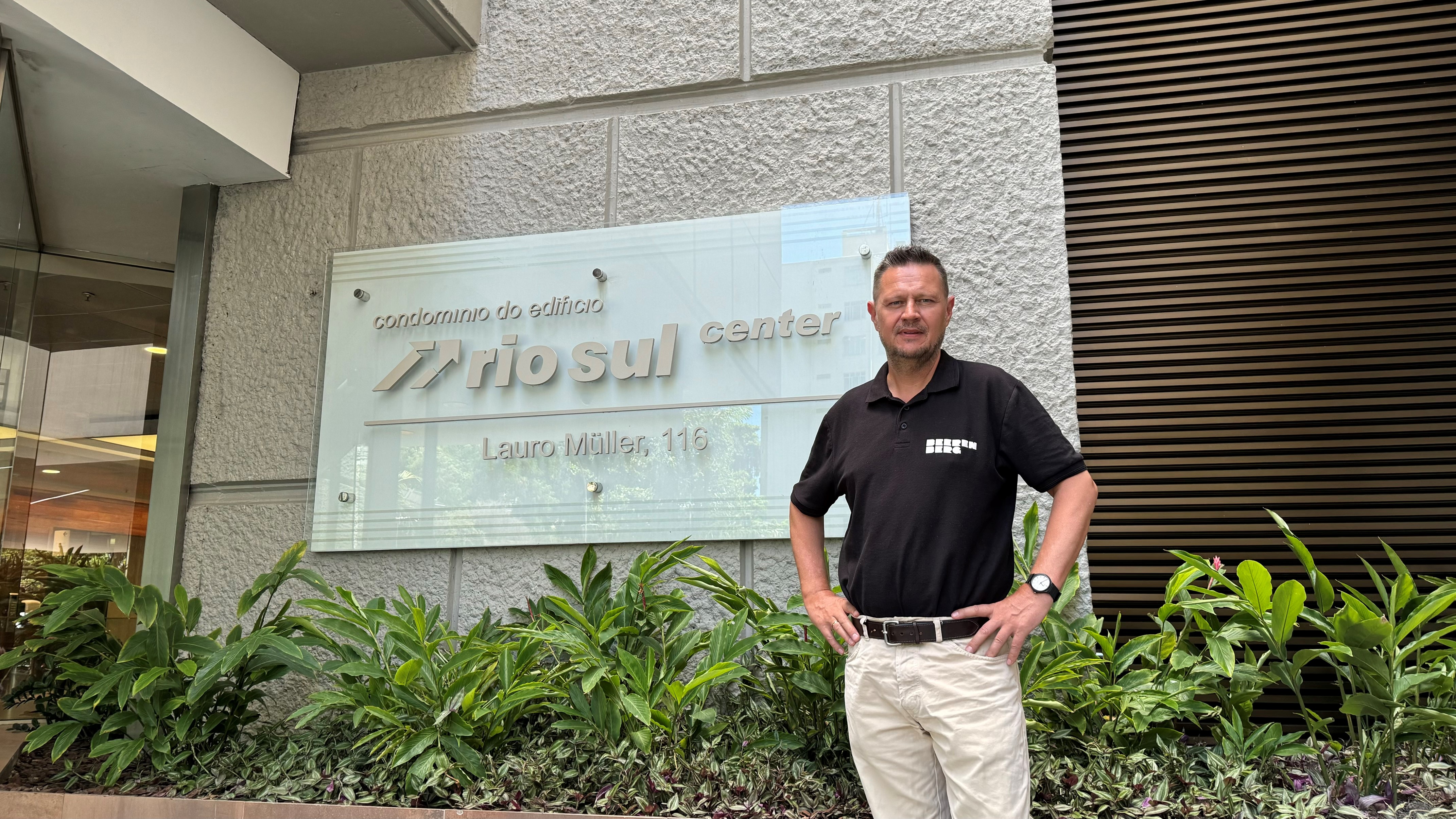 Gerente nacional Kent Moore em frente ao escritório da Beerenberg no Brasil.